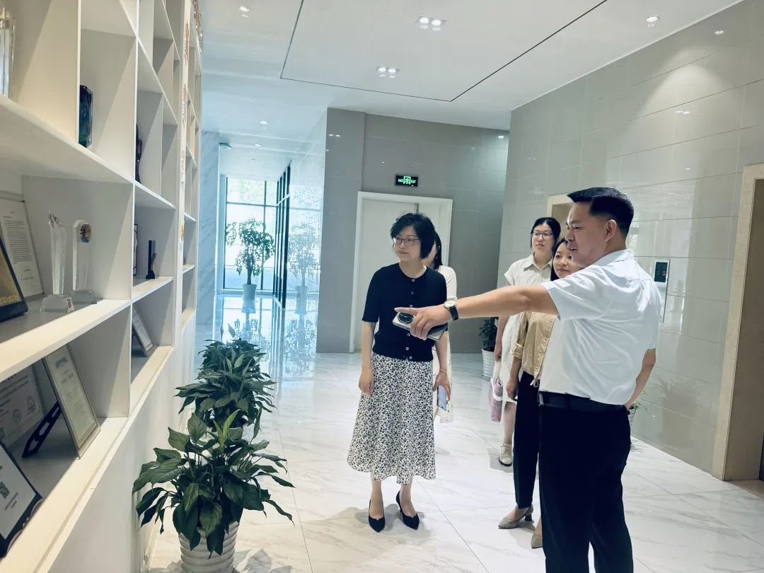 新聞 | 吳涇鎮(zhèn)黨委領(lǐng)導(dǎo)蒞臨寶開(kāi)，夏送清涼，慰問(wèn)一線