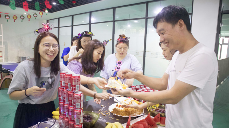 八月集體生日會 | 與久違的祝?；馃嵯嘧?  src="/uploads/allimg/210903/1-210Z3142201312.jpg" /></p>
<p><img alt=