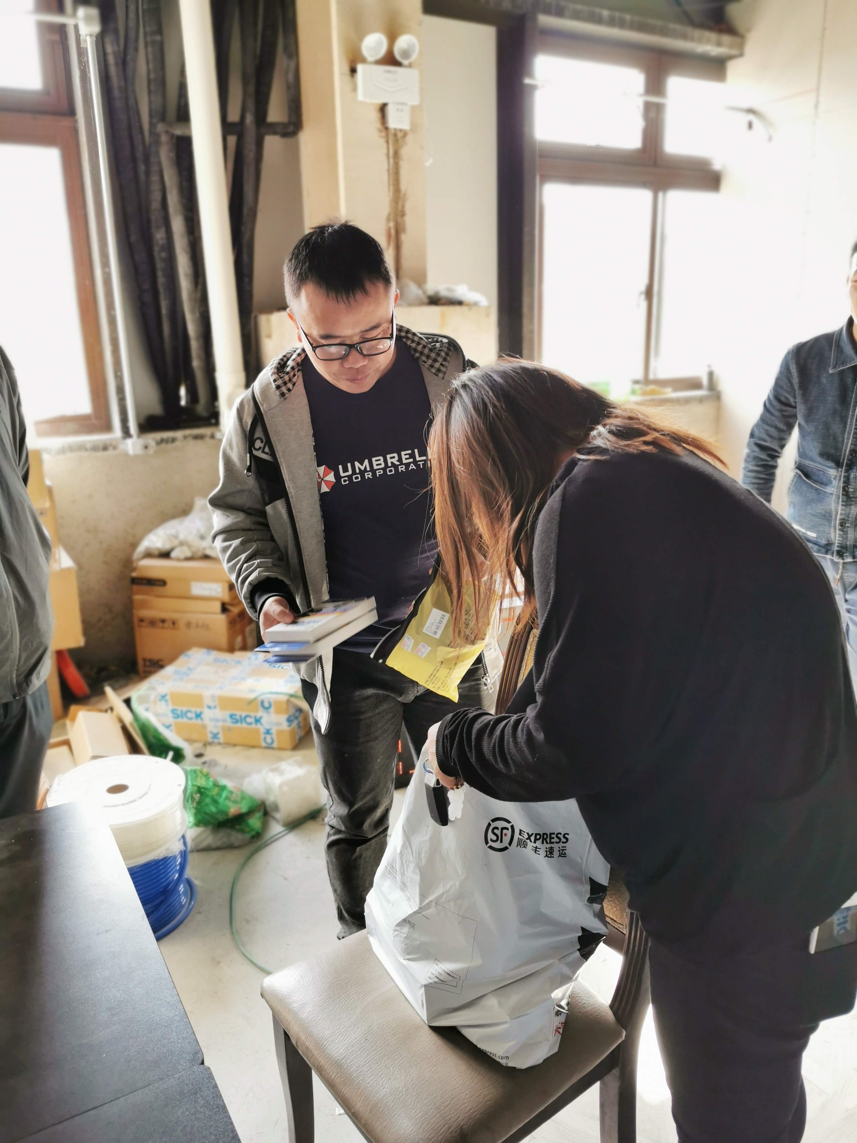 11月中旬，寶開工會(huì)組織開展“走一線、送溫暖”關(guān)愛員工暖冬行動(dòng)。